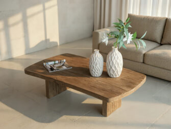 Massief houten salontafel met organische vormen en robuuste poten