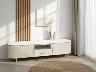 Elegant afgerond dressoir met verticale houtstructuur, perfect voor een minimalistisch interieur