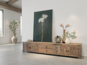 Laag dressoir met dubbele deuren en drie centrale lades