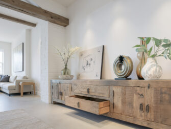 Handgemaakt houten tv-meubel met een verweerde afwerking