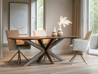 Half ronde eettafel met krasvast HPL blad en sculpturaal kruisvormig onderstel