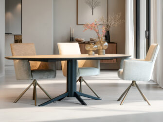 Pebble-vormige HPL eettafel met een centrale metalen kolompoot