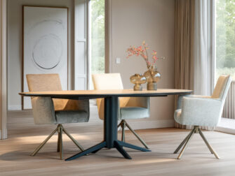 HPL tafel met zachte asymmetrische vorm en ronde centrale voet in moderne stijl