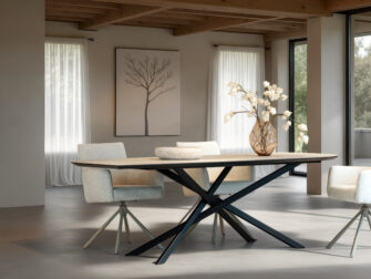 design eettafel met elegante wing-vorm en slank, zwart metalen onderstel