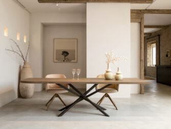 Tafel Boston - 260x100cm - petal B - smoke - rechte rand - met onze eetkamerstoelen Alcon onderstel e Eikenhouten tafel met speels organisch blad