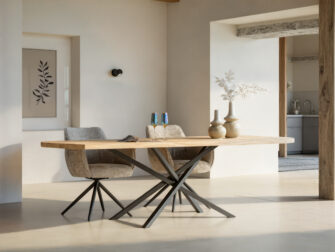 Unieke tafel met golvende vormen in eikenhout