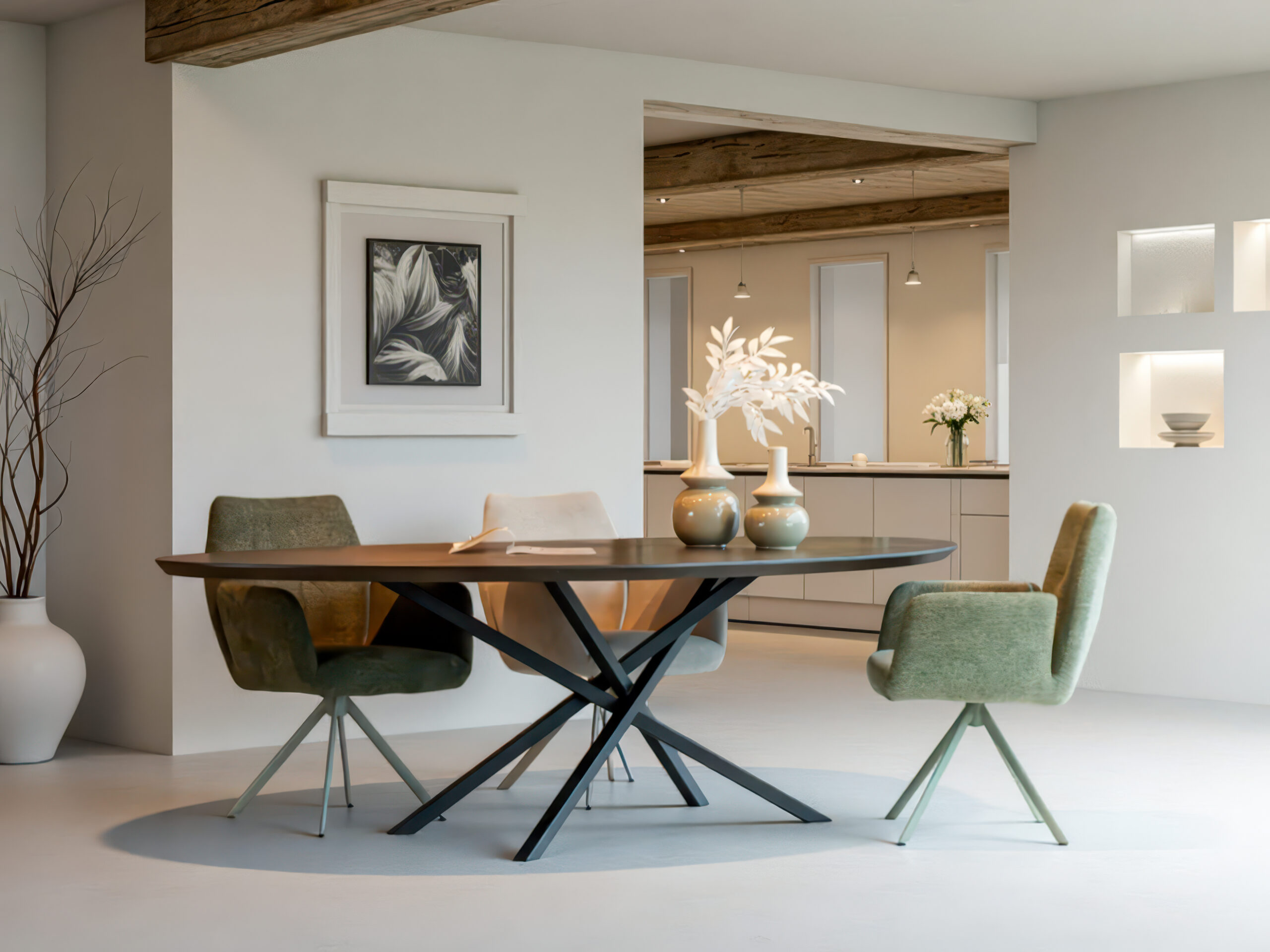 Organisch gevormde eettafel van puur massief eiken