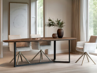 Eettafel met elegante mix van hout en zwart staal voor een modern interieur