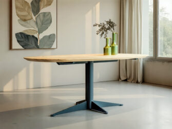 Tafel met ovale finesse en robuuste eiken basis