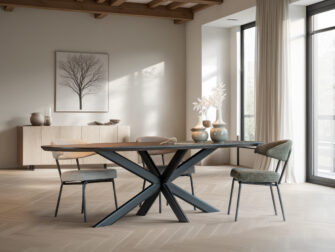 Design eettafel met stervormige zwarte metalen poot en afgerond blad