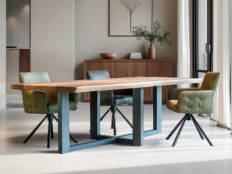 Robuuste eettafel met eiken blad en symmetrische metalen poten