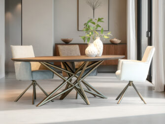 sfeervolle design eettafel met houten blad en gevlochten potenstructuur