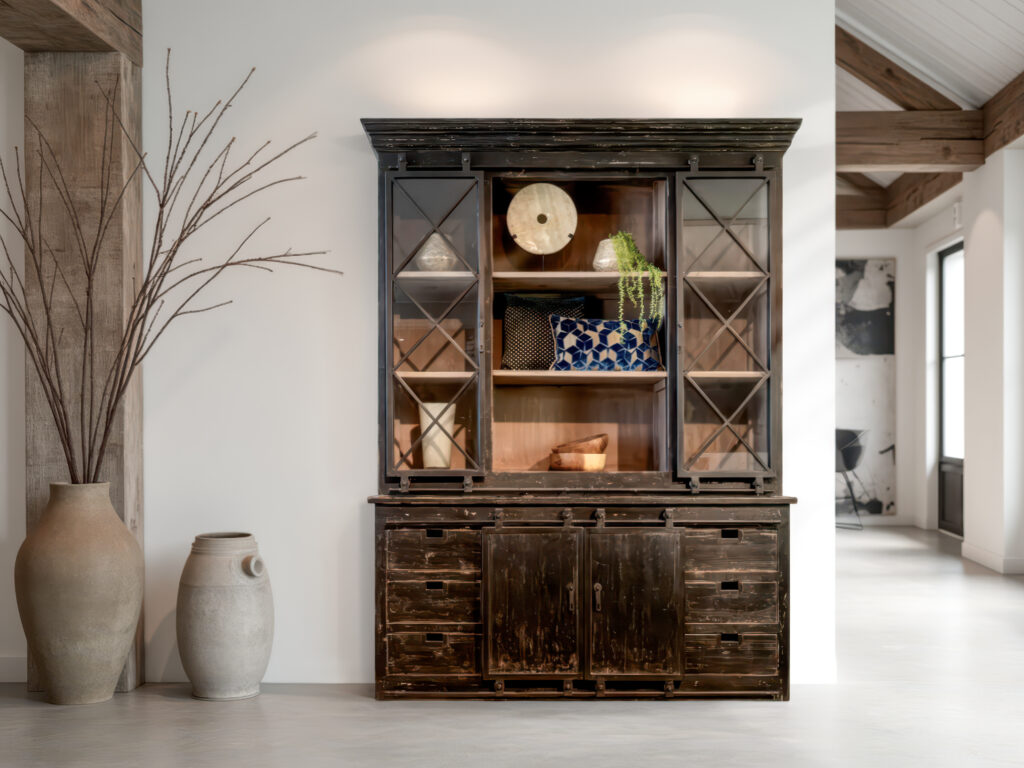 Stoere servieskast met combinatie van gesloten opberglades en een glazen bovenkast voor display