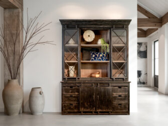 Stoere servieskast met combinatie van gesloten opberglades en een glazen bovenkast voor display