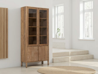 Hoge vitrinekast van hout met glazen deuren