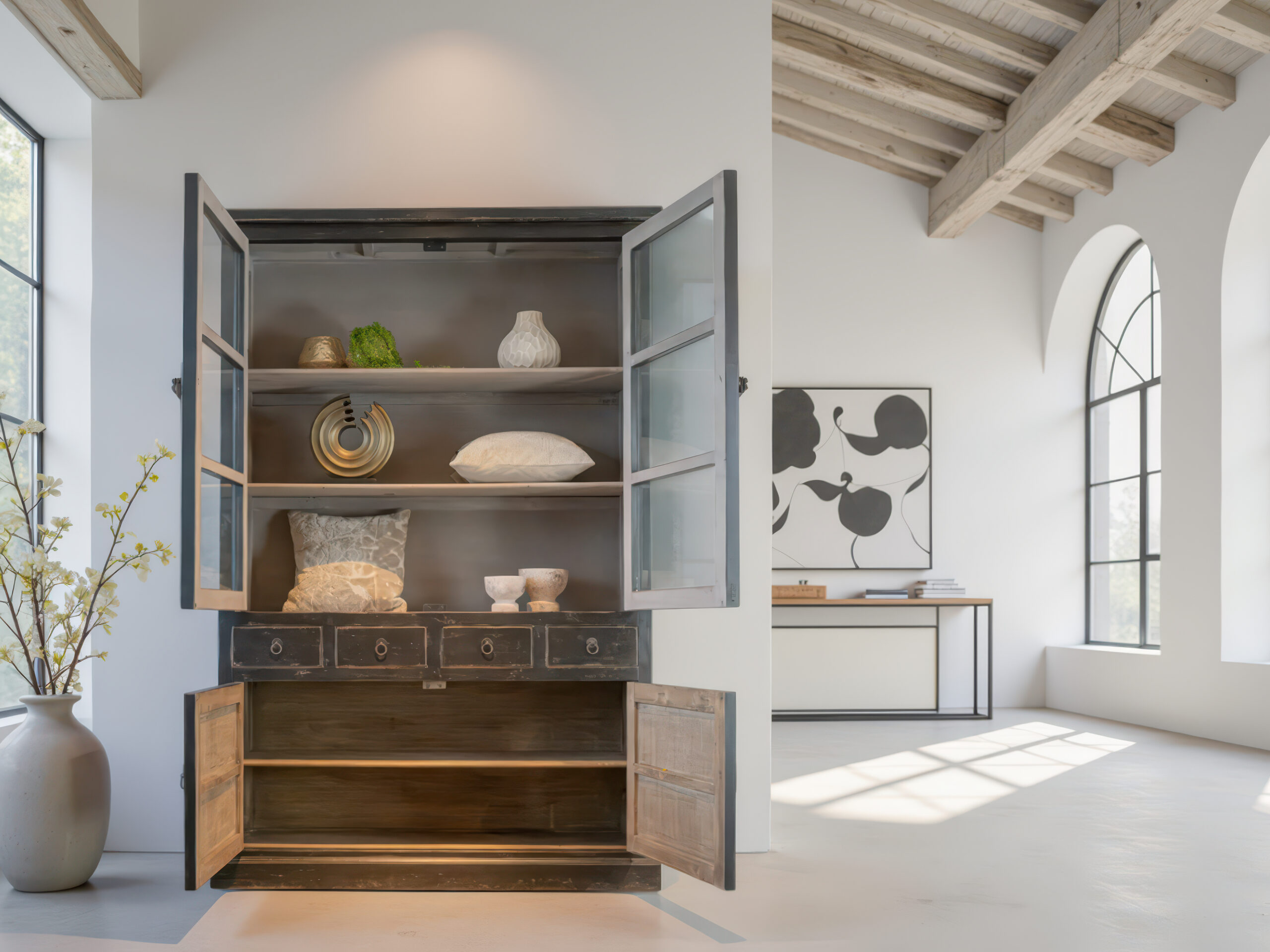 Vitrinekast met een open karakter, ideaal voor het presenteren van decoratie