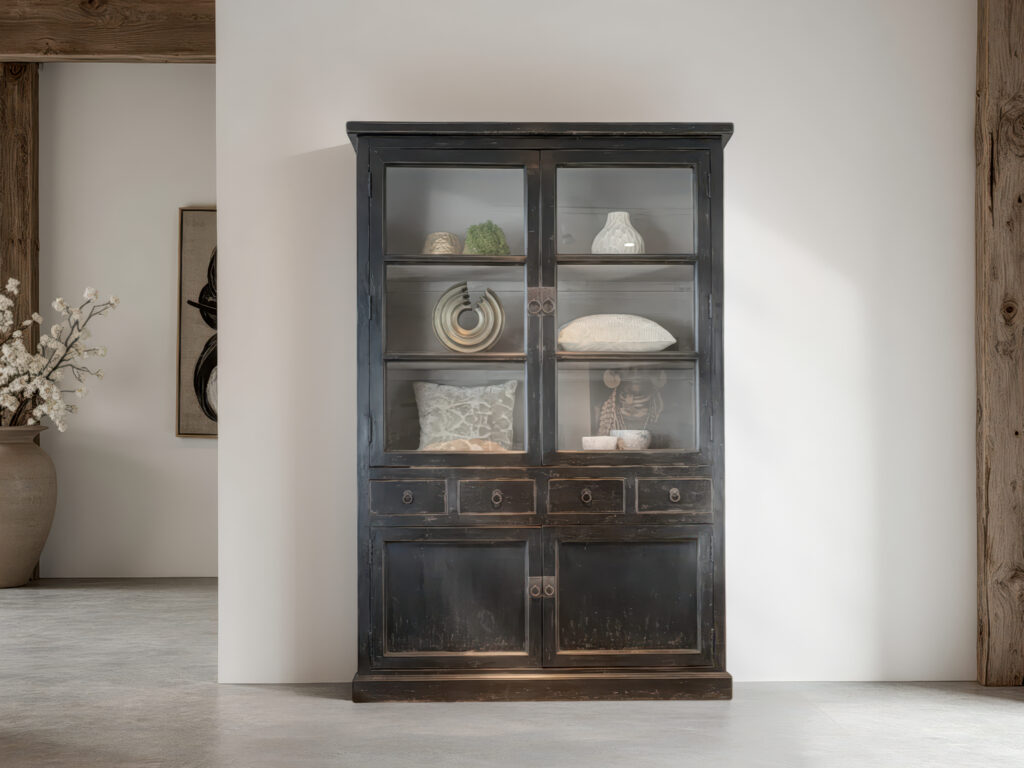 Zwarte vitrinekast met glazen deuren en lades, afgewerkt in een vintage stijl