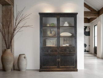 authentieke houten kast met doorkijkglas en meerdere opbergvakken, perfect voor decoratieve items.