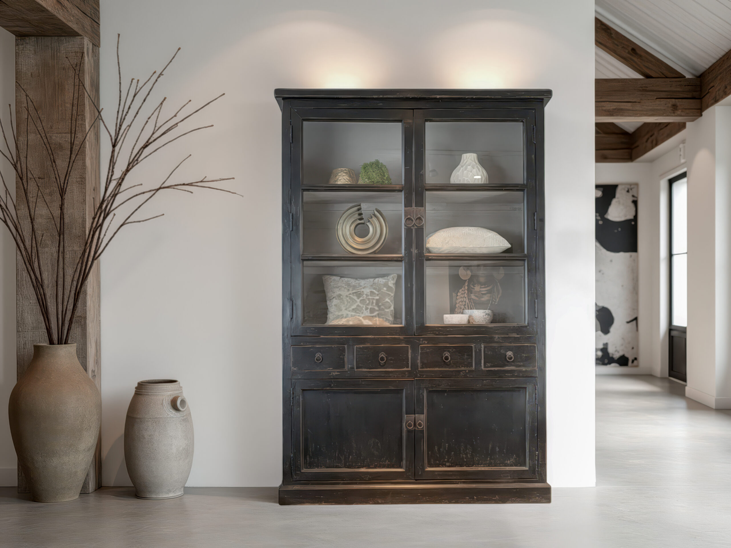 authentieke houten kast met doorkijkglas en meerdere opbergvakken, perfect voor decoratieve items.