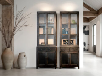 Robuuste vitrinekast in old black hout met een klassieke uitstraling en opbergruimte