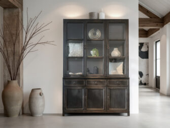 Tijdloze servieskast met glazen panelen en rustieke details