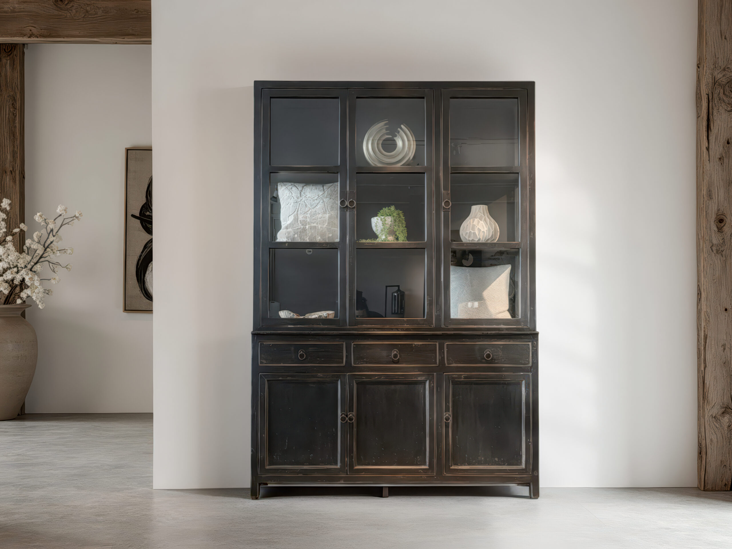Houten vitrinekast met patina-afwerking en sierlijke opbergvakken