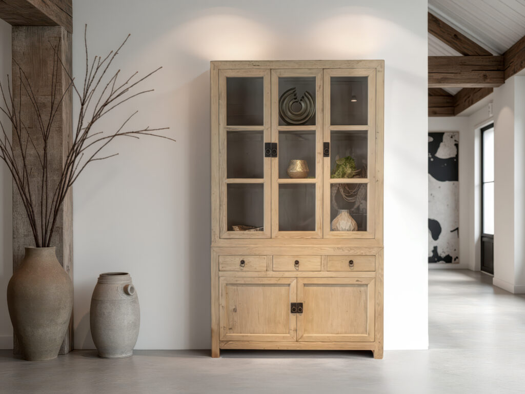 Licht houten vitrinekast met glazen deuren en landelijke uitstraling