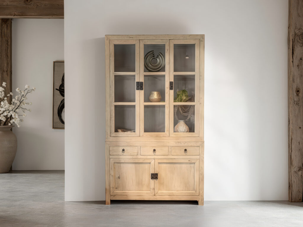 Rustieke buffetkast met drie glazen deuren boven en houten onderkast