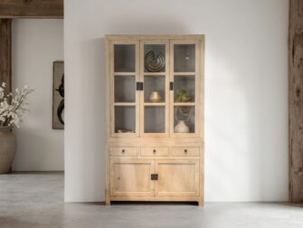 Rustieke buffetkast met drie glazen deuren boven en houten onderkast