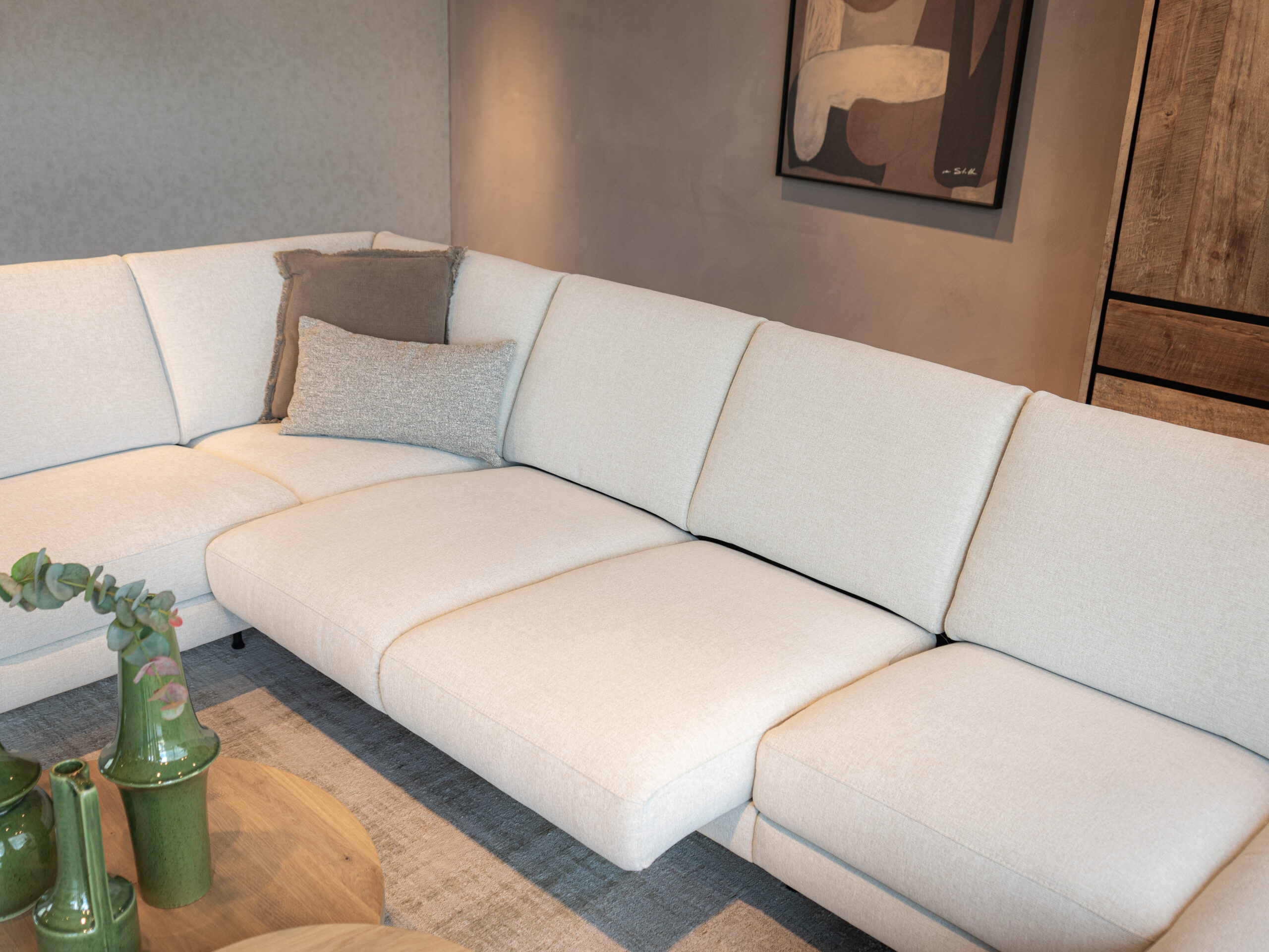 Bank met comfortabele zitting en moderne uitstraling