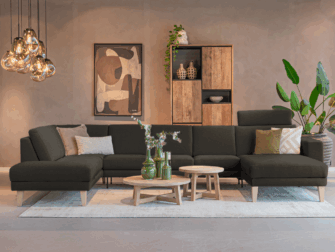 Comfortabele designbank met strakke lijnen en zachte kussens in modern interieur