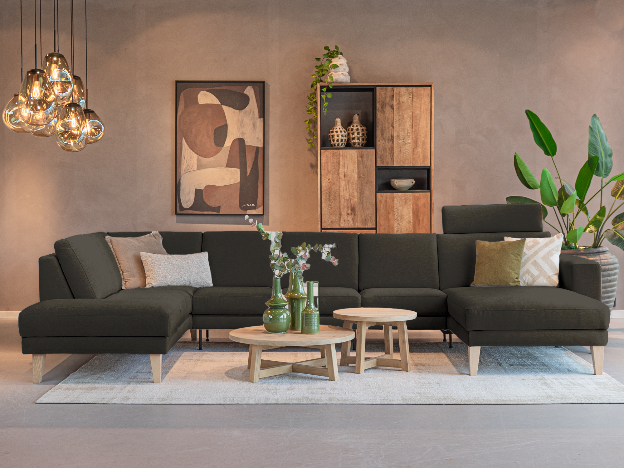 Comfortabele designbank met strakke lijnen en zachte kussens in modern interieur