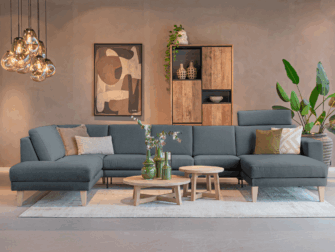 Ruime hoekbank met verstelbare hoofdsteun en strakke vormgeving