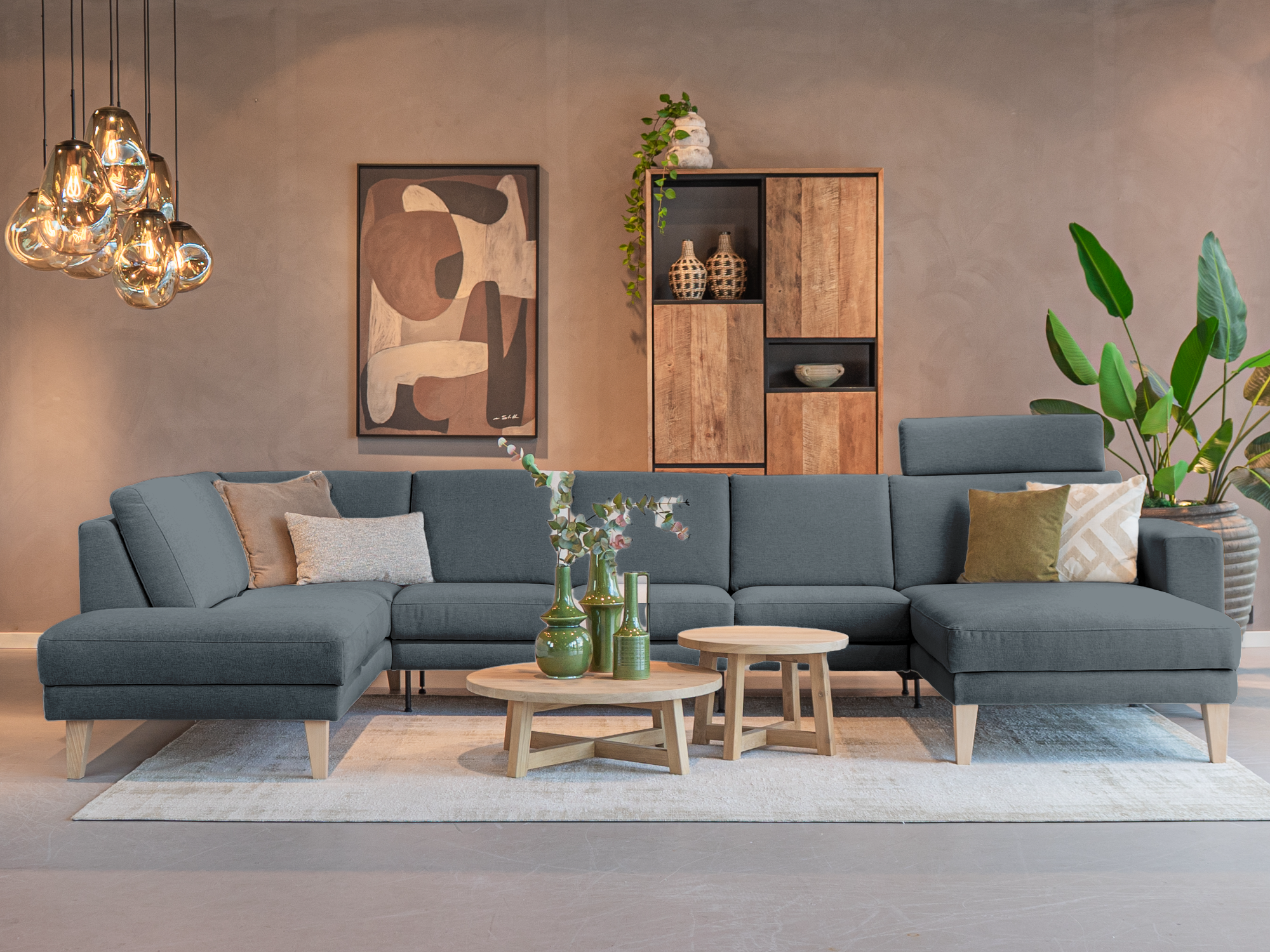 Ruime hoekbank met verstelbare hoofdsteun en strakke vormgeving