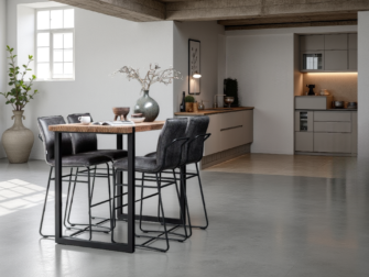 Moderne bartafel met een strak ontwerp en een massief teakhouten blad