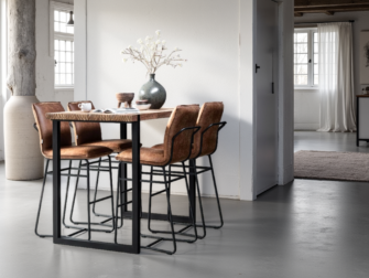 Industriële bartafel met warme houtstructuur en minimalistisch onderstel
