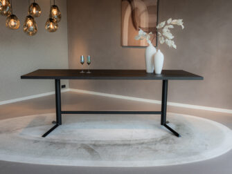 Massief eiken bartafel met minimalistisch design en stevig frame