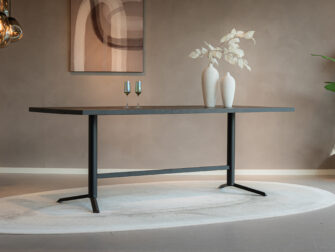 Eigentijdse hoge tafel van eiken met ranke, zwarte poten