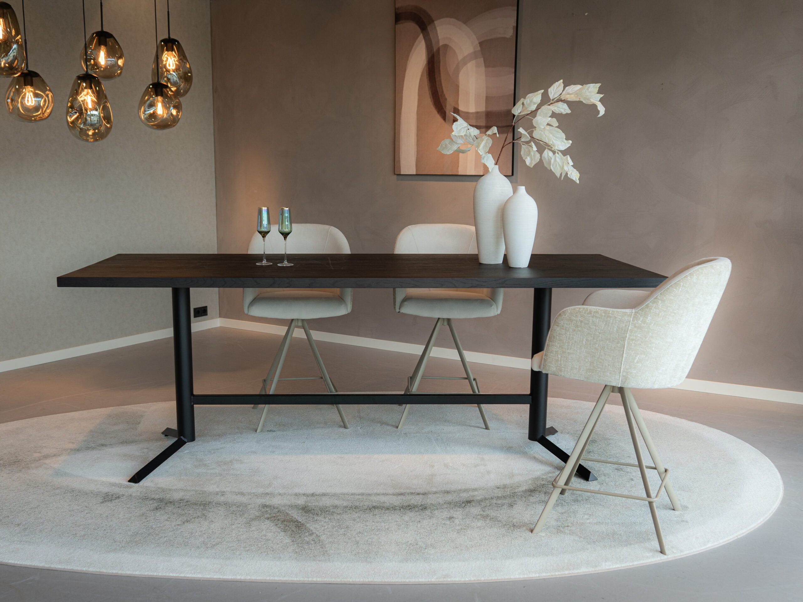 Strakke bartafel van massief eiken met slank en stevig silhouet