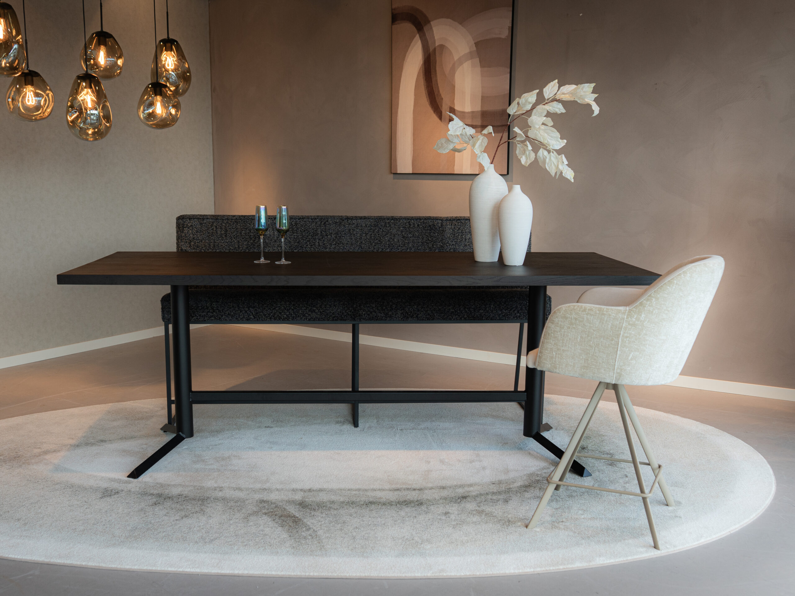 Hoge eettafel van eiken met modern onderstel in matzwart