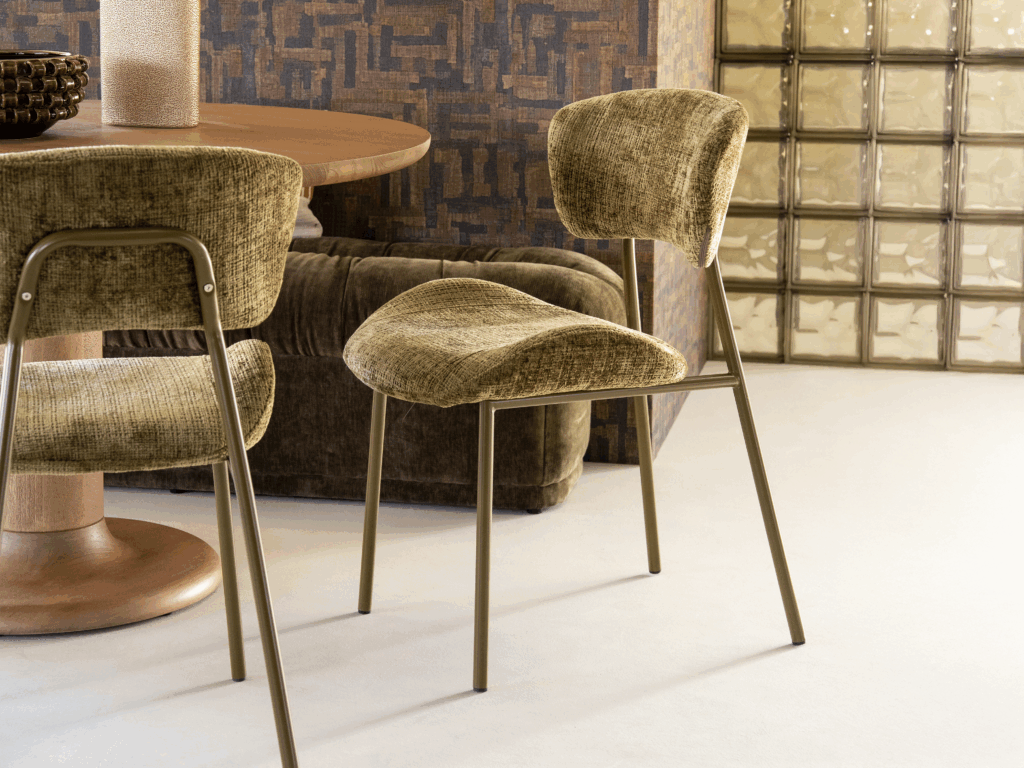 Design eetkamerstoel met afgeronde vormen en minimalistisch gekleurd metalen frame