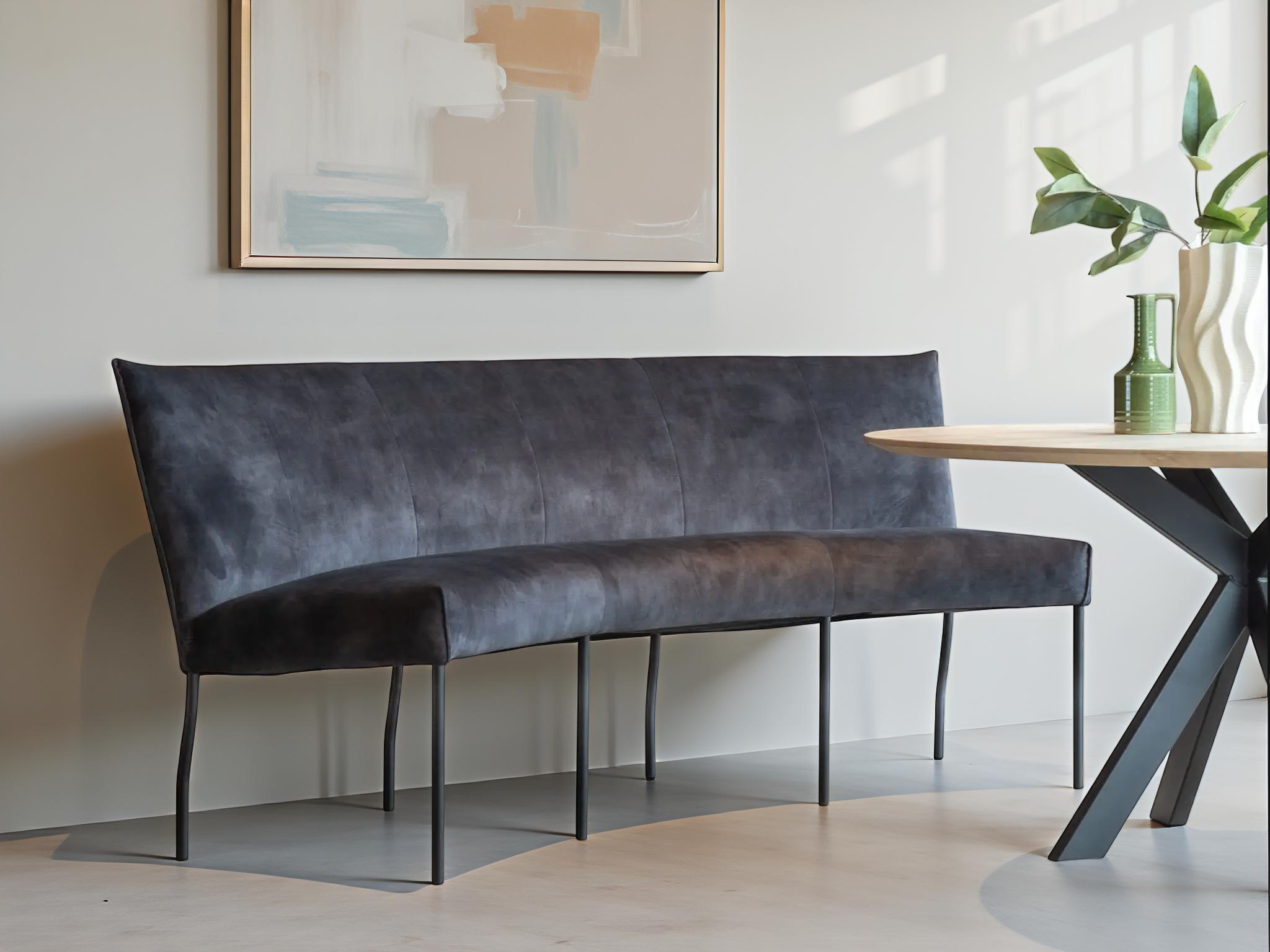 Praktische ovale eetkamerbank met comfortabele zit en minimalistisch design