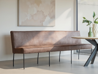 Lichte warme eetkamerbank in neutrale kleur, ideaal voor elke stijl