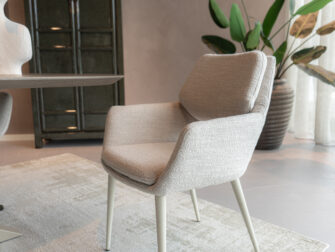 Eetkamerstoel Aarhus - be amazing cream - onderstel orion - metaalkleur beige Eetstoel met elegante vormen en naar wens samen te stellen afwerking