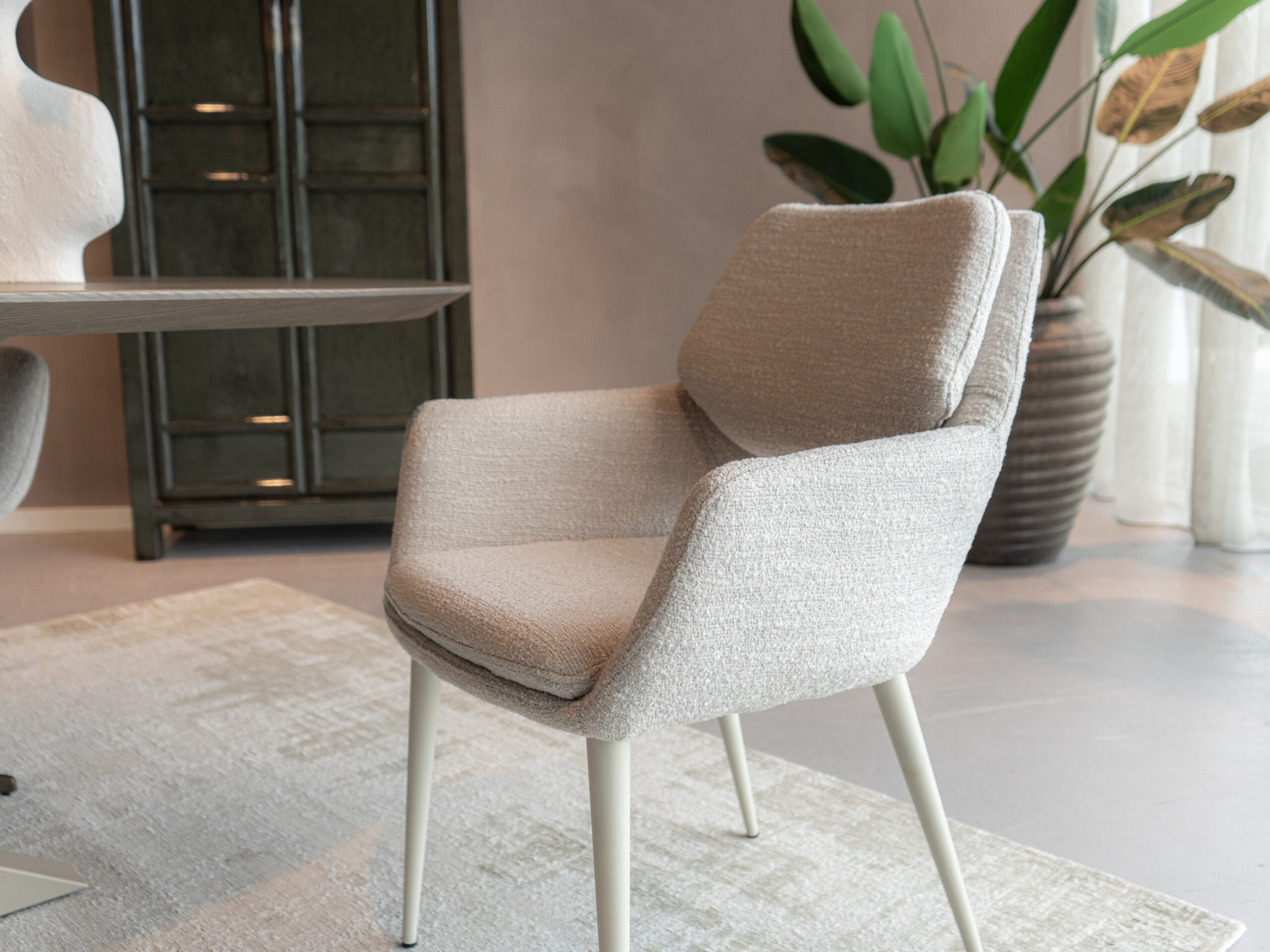 Eetstoel met elegante vormen en naar wens samen te stellen afwerking