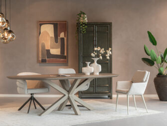 Beige eetkamerstoelen voor japandi stijl