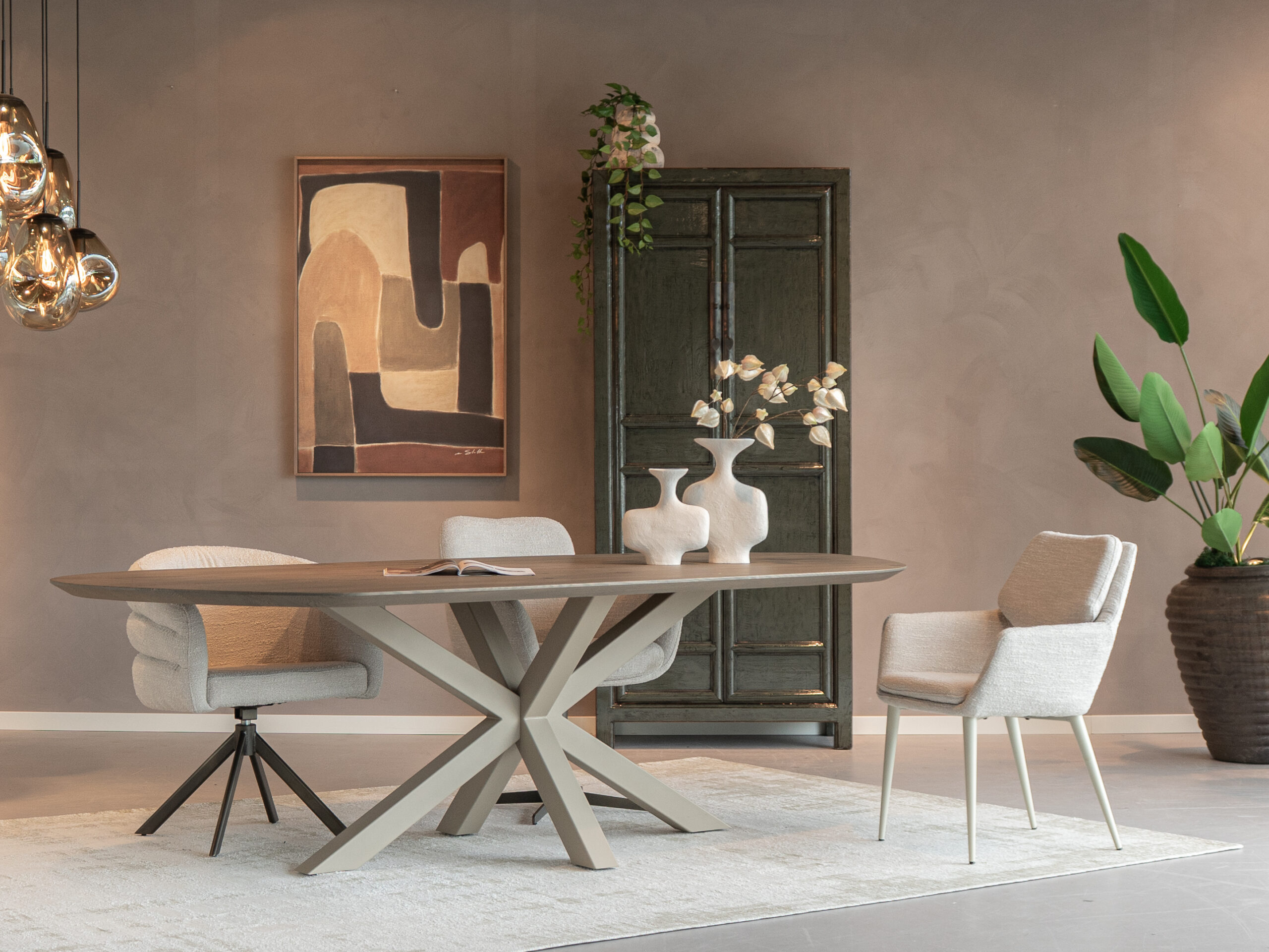 Beige eetkamerstoelen voor japandi stijl