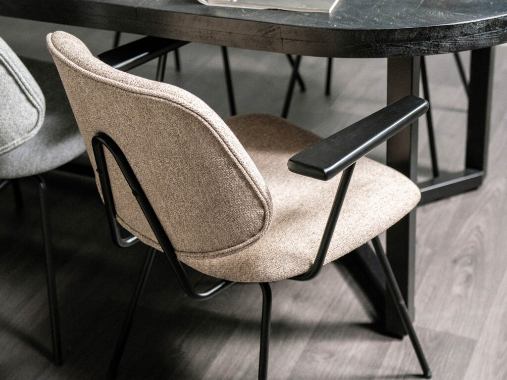 Voorraad eetkamerstoel beige stof Eleonora met zwarte armleuningen en poten
