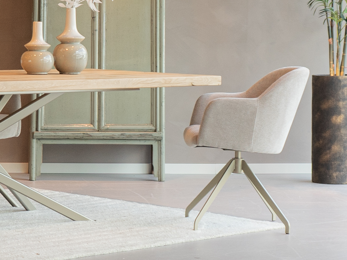 klassieke eetkamer stoel gekleurd onderstel champagne