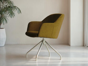 Eetkamerstoel in mosterdtint met eigentijdse flair